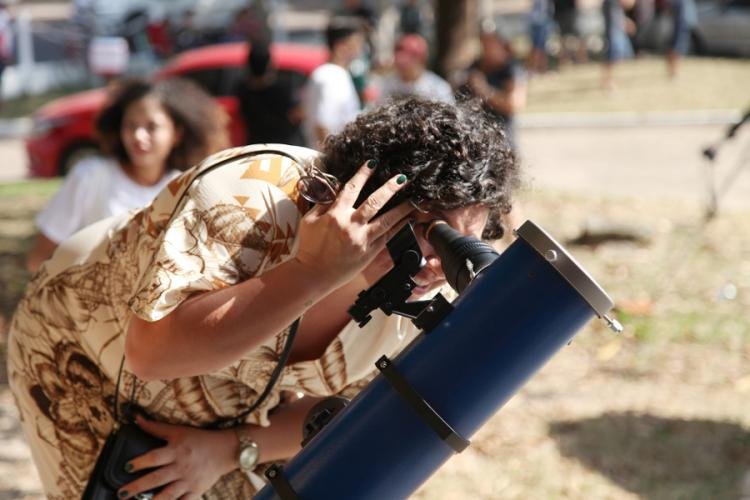 Amantes da astronomia se reúnem no monumento Marco Zero para observar o Eclipse Solar Anular
