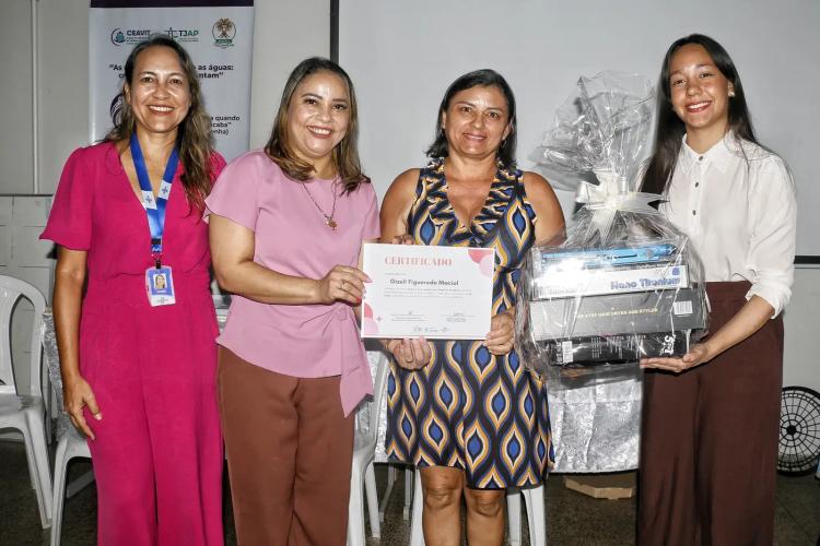 Governo do Amapá certifica mulheres e entrega kits profissionais para incentivá-las a empreenderem na área da beleza