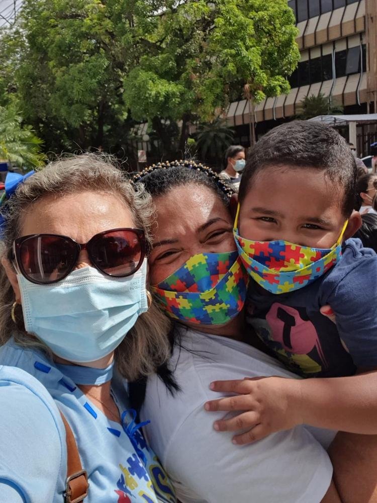 Pais de autistas fazem protesto contra falta de médicos especialistas e de terapeutas na rede pública