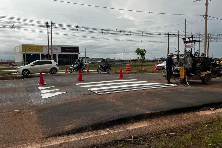Governo do Amapá sinaliza nova faixa de pedestres elevada na Rodovia Duca Serra, entre Macapá e Santana