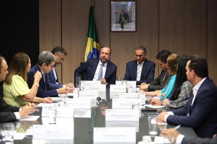 Junto a lideranças do Amapá, Alcolumbre trabalha para impedir reajuste de mais de 40% na conta de luz do amapaense