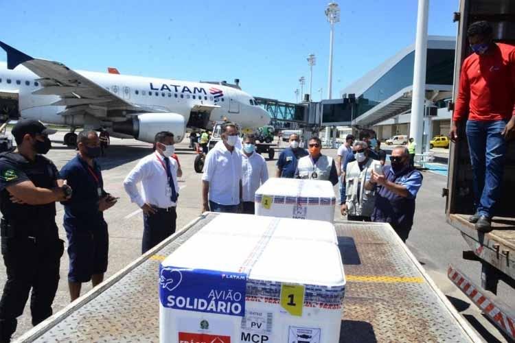 Governador acompanha a chegada de mais 22 mil doses de vacinas ao Amapá
