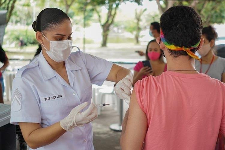 Continua a vacinação contra Covid-19 de pessoas entre 18 e 25 anos e profissionais da educação