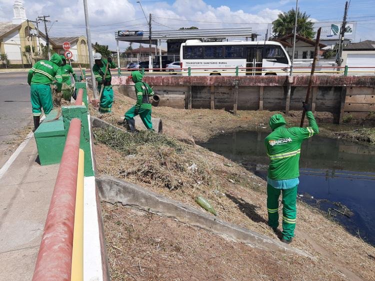 Plano de Inverno: Prefeitura avança na limpeza de canais nas zonas sul e leste de Macapá