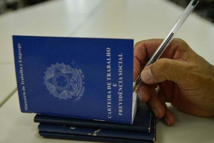 Projeto de lei antecipa abono salarial devido à pandemia