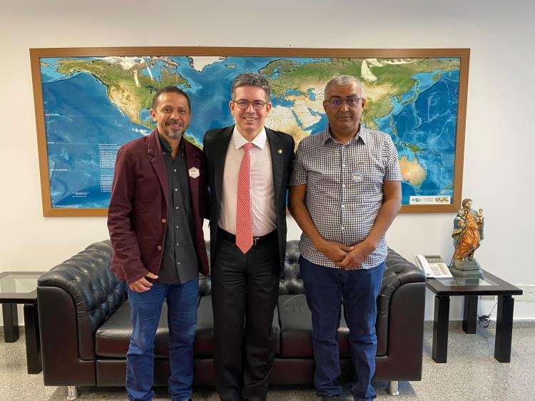 Senador Randolfe recebe presidente nacional dos Mototaxistas e debate avanço na regularização da profissão
