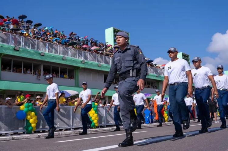 'O amor à Pátria e à Polícia Militar', destaca espectadora ao levar filha para assistir o desfile de 7 de Setembro no Amapá