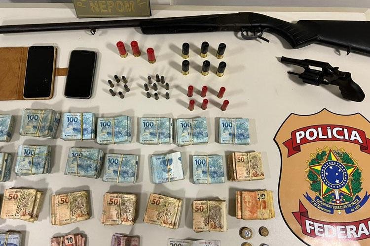 Mais de R$ 80 mil, armas e cerca de 12 mil litros de diesel é apreendido pela PF
