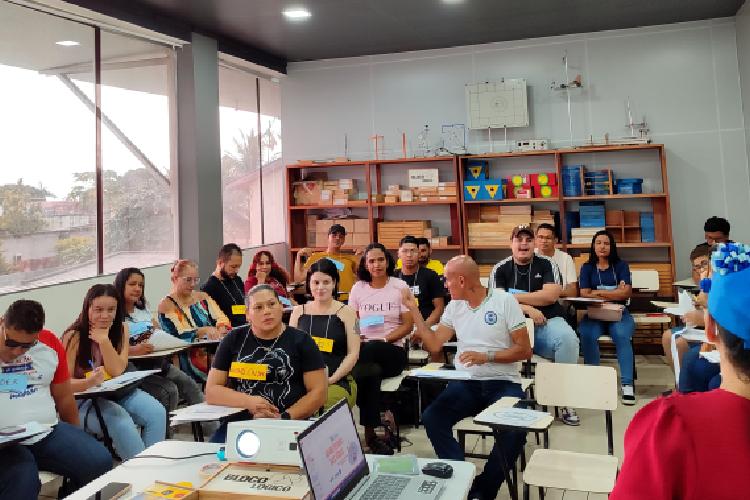 Professores recreadores recebem formação para o projeto Alfabetizando nas Férias