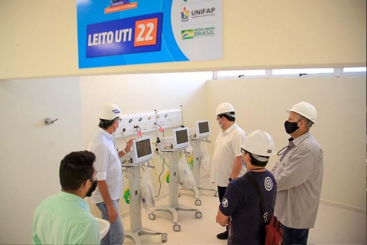 Waldez e técnicos vistoriam o 5º Centro de Atendimento à covid-19, montado no Hospital Universitário