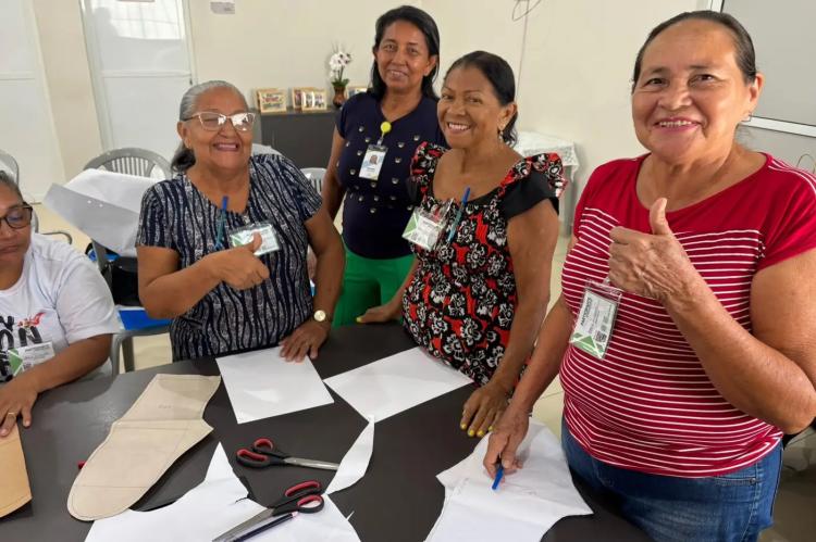 Governo do Amapá promove curso de Corte e Costura focado na confecção de enxovais de bebê no Residencial Macapaba