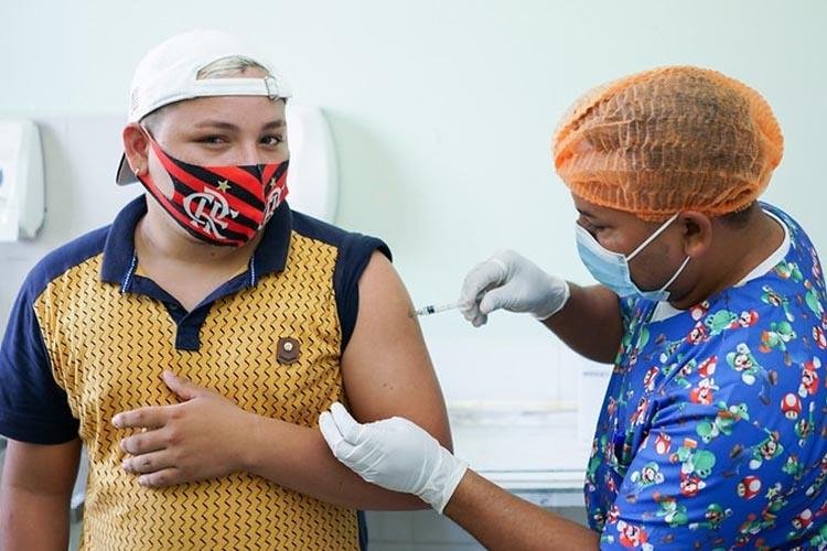 Covid-19: primeira, segunda e terceira dose da vacina são ofertadas nesta terça-feira (23)