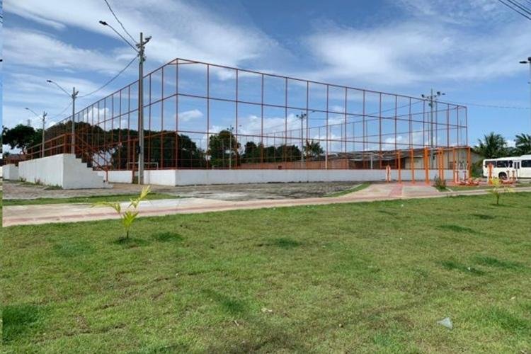 Logo mais tem bola na rede e máscara no rosto na arena Popeta em Santana