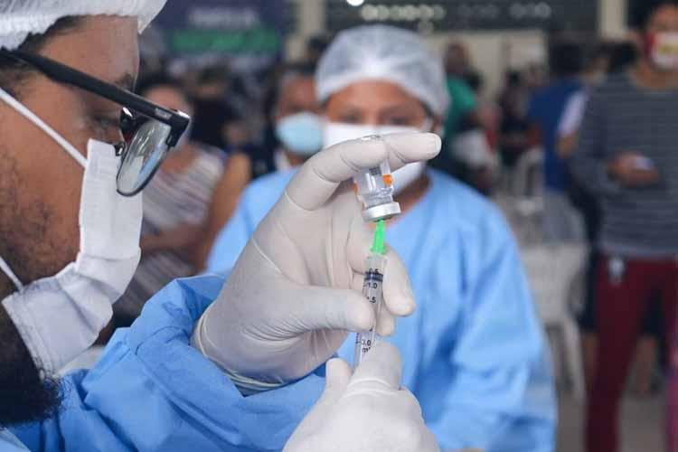 TRABALHADORES DA EDUCAÇÃO DE 52 A 54 ANOS SÃO RECONVOCADOS PARA RECEBER A PRIMEIRA DOSE DA VACINA CONTRA A COVID-19