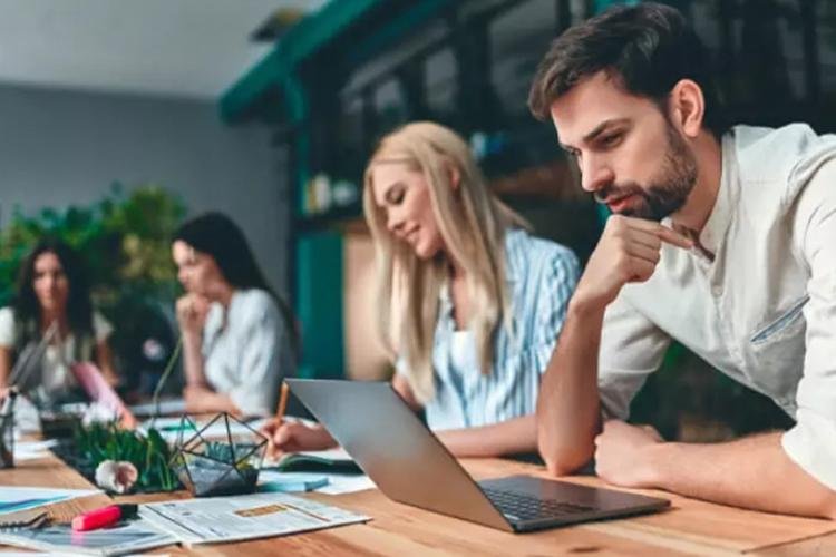 Volta ao trabalho presencial ganha força, inclusive para novas contratações