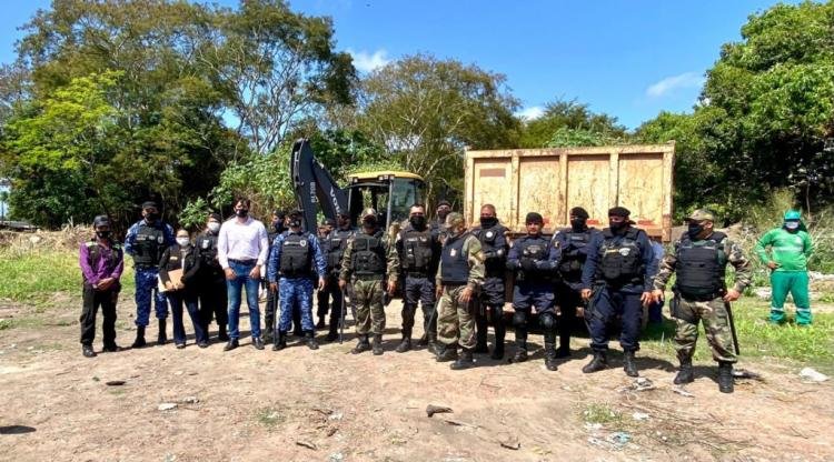 Após fiscalização, invasores são retirados de área ocupada no Infraero 1