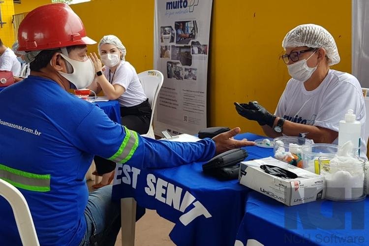 Posto de vacinação instalado em rodovia atende motoristas profissionais
