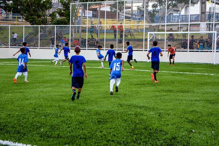 Jogo de futebol inaugura entrega da Arena Boné Azul revitalizada