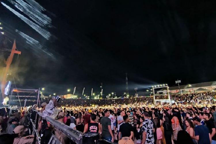 FOTOS: forró romântico da Banda Magníficos faz o público dançar na 53ª Expofeira do Amapá