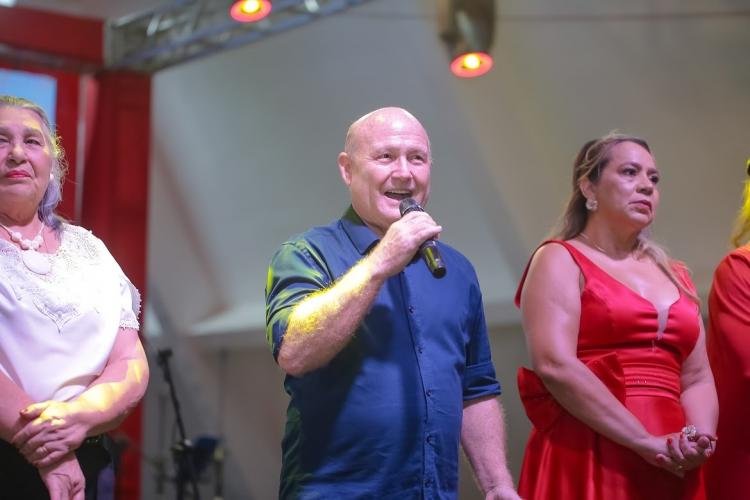 "O Amor Nasceu": Santana celebra Natal com fé e música na 4ª Cantata Natalina
