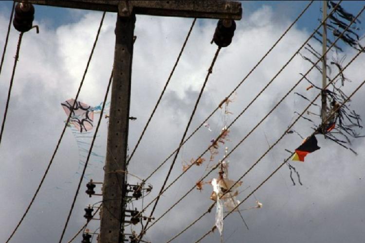 CEA Equatorial orienta clientes quanto ao contato de pipas com a rede elétrica