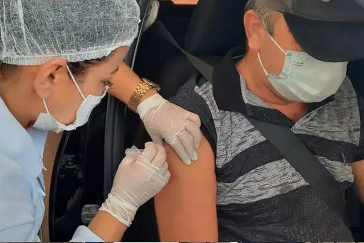 Vacina Covid-19: Santana inicia aplicação da 3ª dose em idosos a partir de 60 anos e profissionais da Saúde