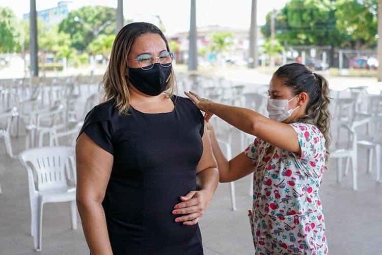 Primeira, segunda e terceira dose da vacina contra a Covid-19 serão ofertadas nesta quarta-feira (27)