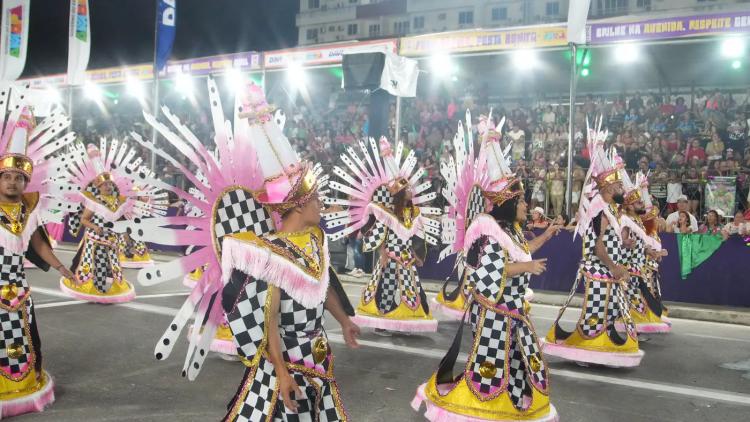 Xeque-Mate na Avenida: Maracatu da Favela aposta alto e entrega espetáculo de estratégia e cor no Carnaval 2026