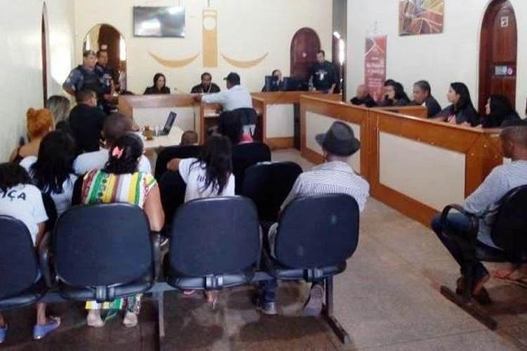 Padrasto acusado de matar os dois enteados senta no banco dos réus