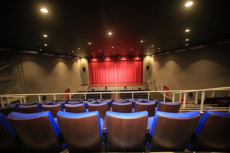 Dois dias de festa cultural: Alcolumbre participa das comemorações pela inauguração do Cine Teatro de Santana