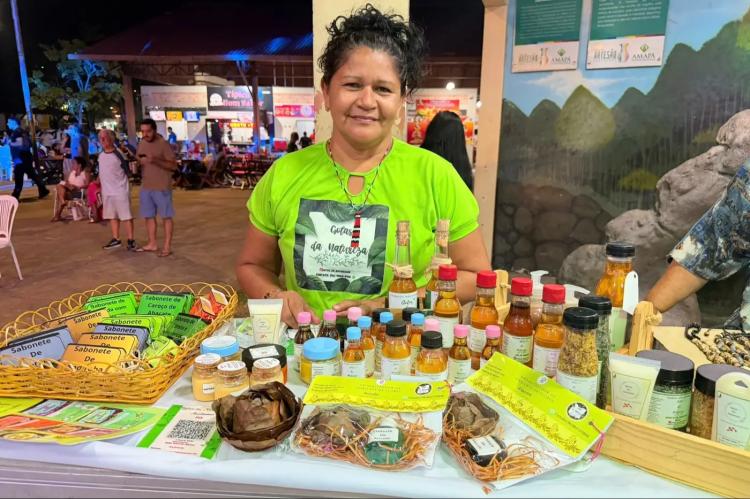 'Além de prestigiar o evento, a população conhece o nosso trabalho', destaca artesã no Amapá Jazz Festival