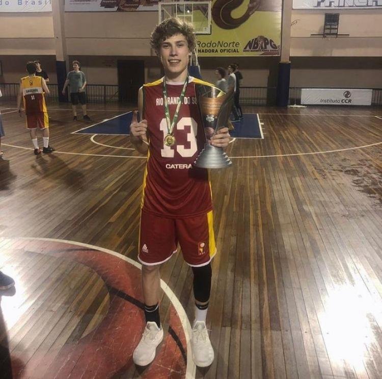 Jogador de basquete vira top model internacional: