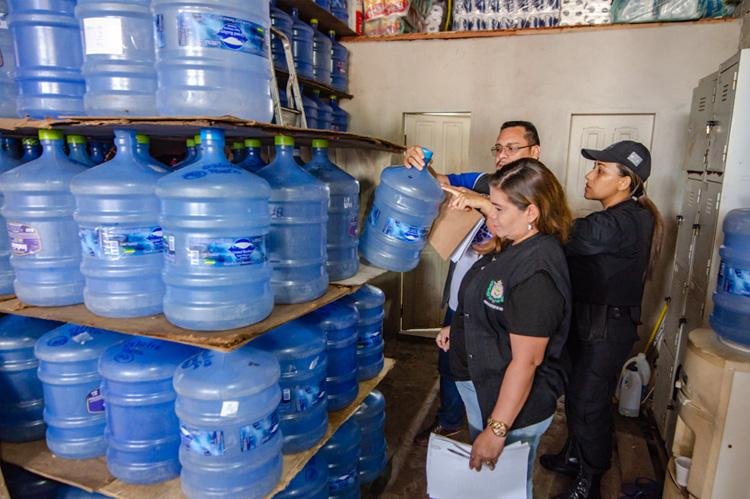 Operação do Procon autua distribuidoras de água com irregularidades em Macapá