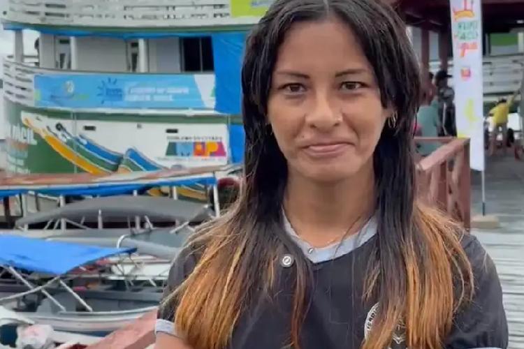 Moradora de comunidade ribeirinha celebra conquista de nome social durante atendimento do Super Fácil das Águas em Mazagão	