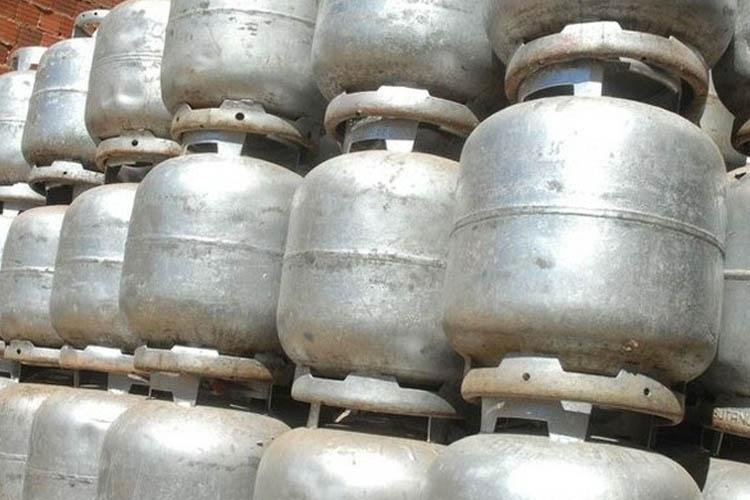 Preço médio do gás de cozinha apresenta queda no Brasil, mas variações regionais persistem