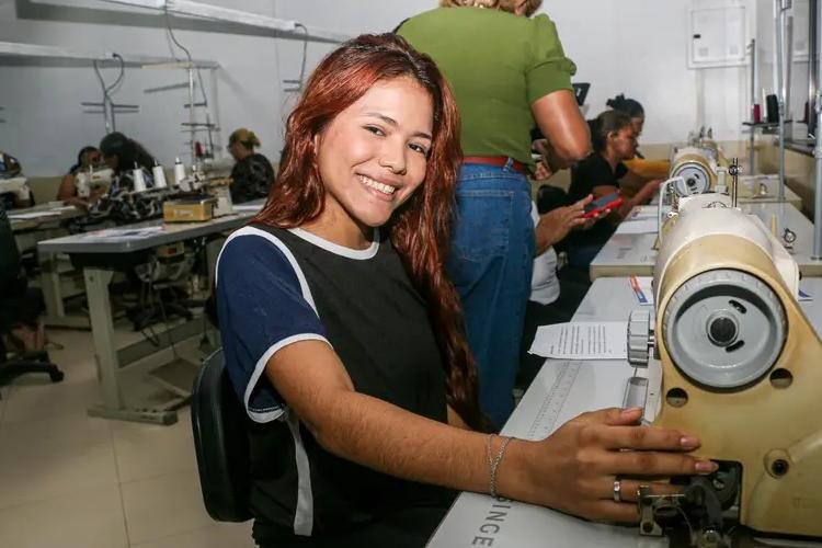 "É uma oportunidade para aprimorar meus conhecimentos", diz jovem participante do curso de corte e costura promovido pelo Governo do Amapá