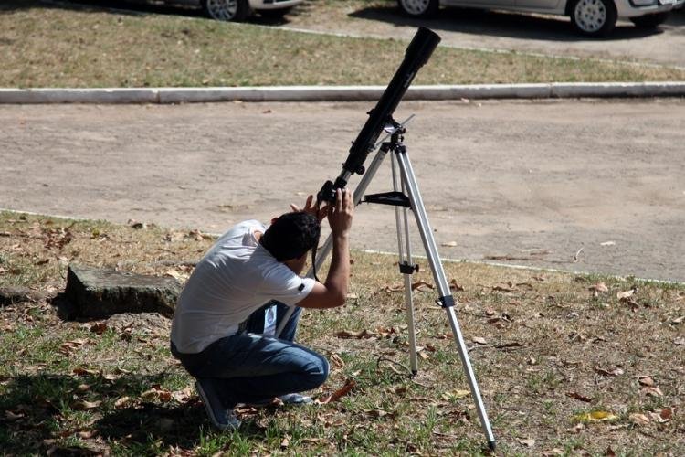 Amantes da astronomia se reúnem no monumento Marco Zero para observar o Eclipse Solar Anular