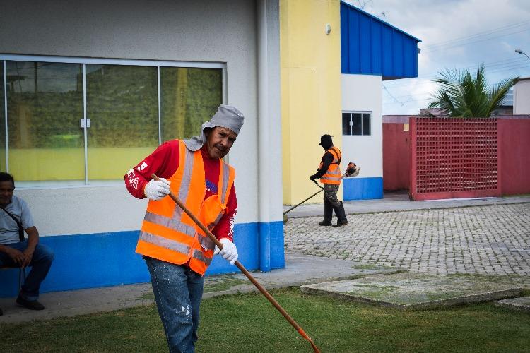 Prefeitura de Santana investe na limpeza e conservação das escolas municipais