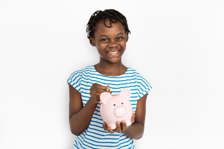 72% dos pais afirmam que não fazem investimentos ou poupança para os filhos, aponta Serasa