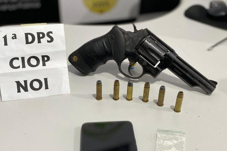 PC prende homem em flagrante por posse ilegal de arma, drogas e associação criminosa, em Santana