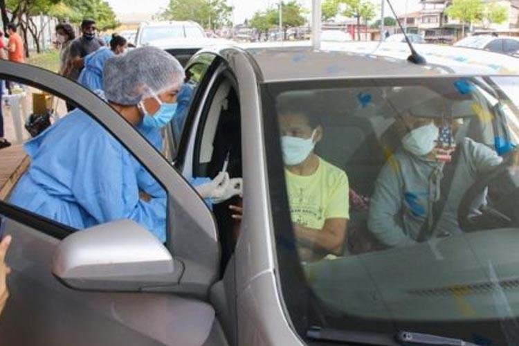 Aplicação da terceira dose da vacina atende idosos de 85+ nesta quinta-feira (16)