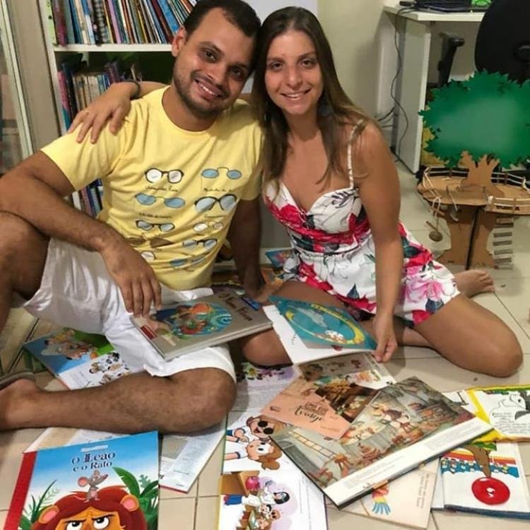 Pais criam comunidade de leitura digital gratuita para facilitar acesso aos livros