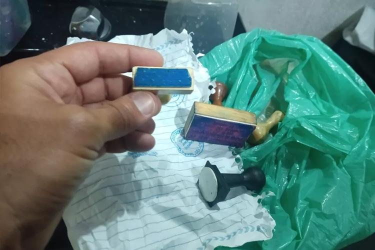 PF cumpre mandados em operação que investiga falsificação de diplomas, venda de armas e drogas no AP
