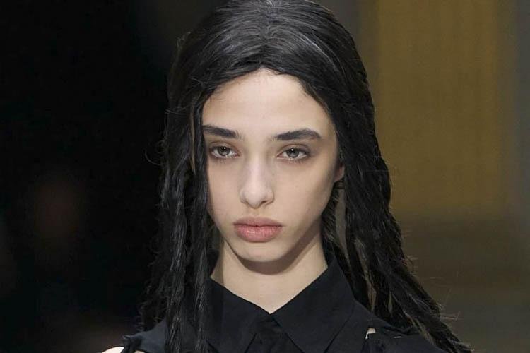 Em Paris, ex-jogadora de vôlei brilha na passarela de Yohji Yamamoto!