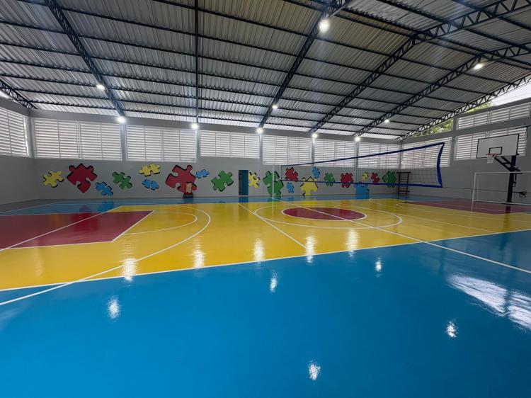 Governador Clécio entrega obra de reforma, ampliação e modernização da quadra do Centro de Referência em Autismo Mundo Azul