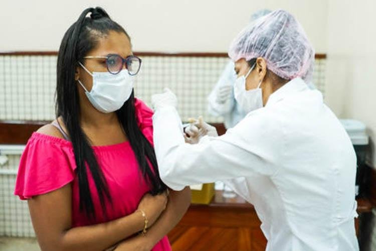 Adolescentes de 13 anos nascidos entre maio e agosto são vacinados nesta segunda-feira (6)