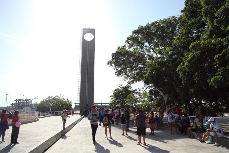 Amantes da astronomia se reúnem no monumento Marco Zero para observar o Eclipse Solar Anular