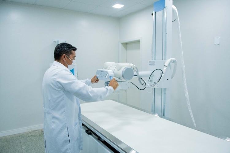 Governo do Amapá moderniza saúde com novo aparelho de Raio-X no Hospital de Emergências