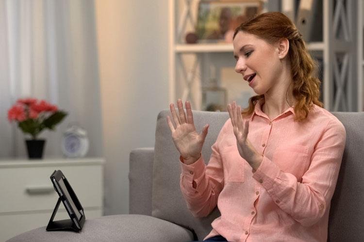Startup brasileira disponibiliza curso de Libras gratuito e on-line