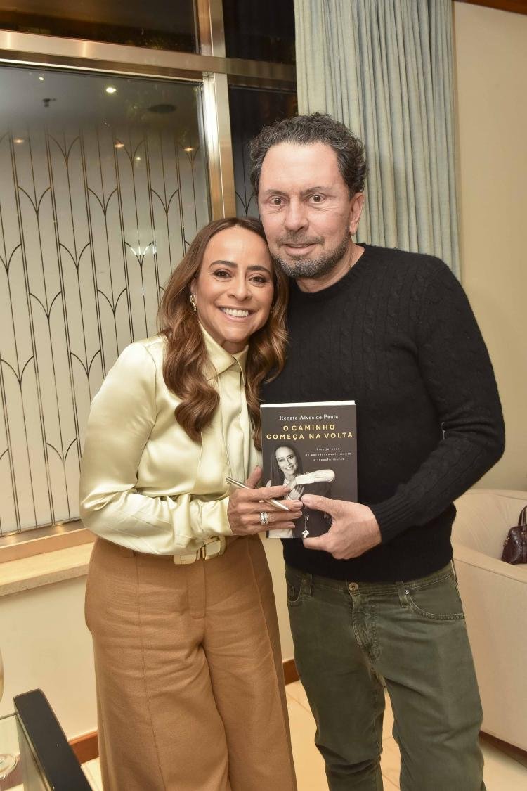 Luiza Helena Trajano e João Armentano prestigiam o lançamento do livro da empresária Renata de Paula - O caminho começa na Volta